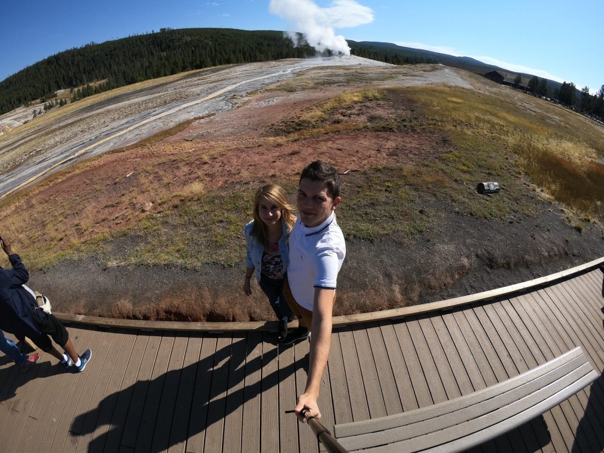 Na kładce przy gorących źródłach w Lower Geyser Basin