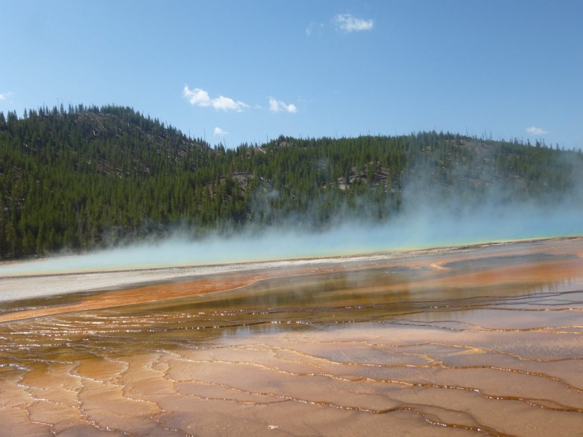 Para nad kolorowymi brzegami Grand Prismatic Spring