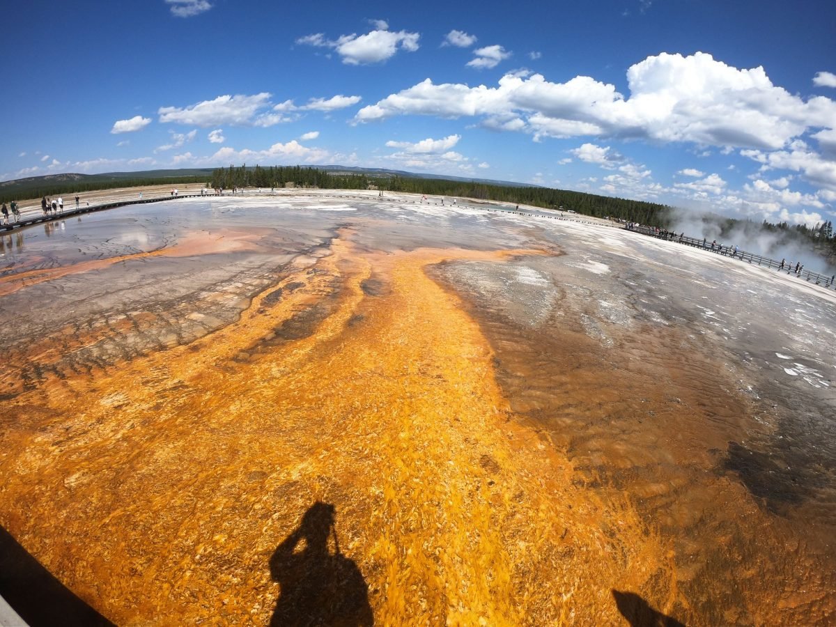 Pomarańczowe maty bakteryjne spływające z Grand Prismatic Spring