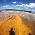 Pomarańczowe maty bakteryjne spływające z Grand Prismatic Spring