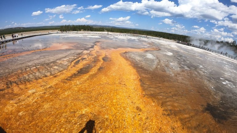 Pomarańczowe maty bakteryjne spływające z Grand Prismatic Spring
