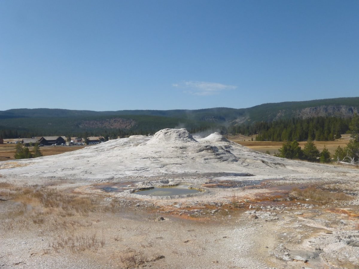 Stożek gejzeru Old Faithful przed erupcją