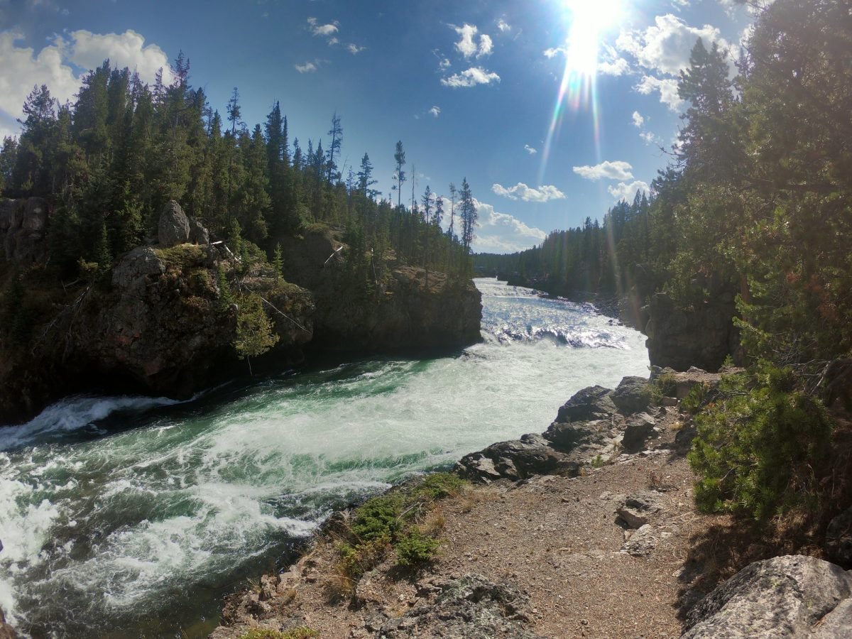 Rzeka Yellowstone powyżej wodospadu Upper Falls