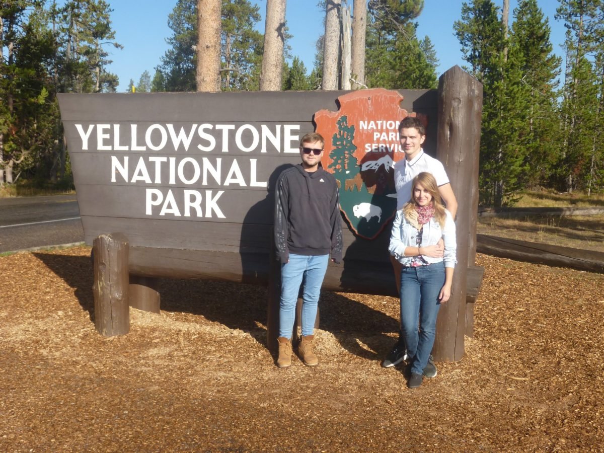 Przy tablicy wjazdowej do Parku Narodowego Yellowstone