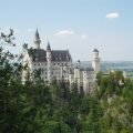Zamek Neuschwanstein na skale widziany z mostu Marienbrücke