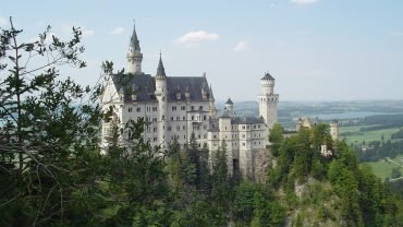 Zamek Neuschwanstein na skale widziany z mostu Marienbrücke