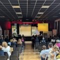 Sala widowiskowa GOK w Zaniemyślu podczas Zaniemyskiego Dnia Podróżnika 2024 – publiczność przed sceną z ekranem
