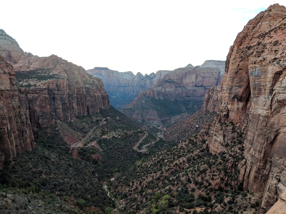 Widok z Canyon Overlook na dolinę i serpentyny drogi w Zion