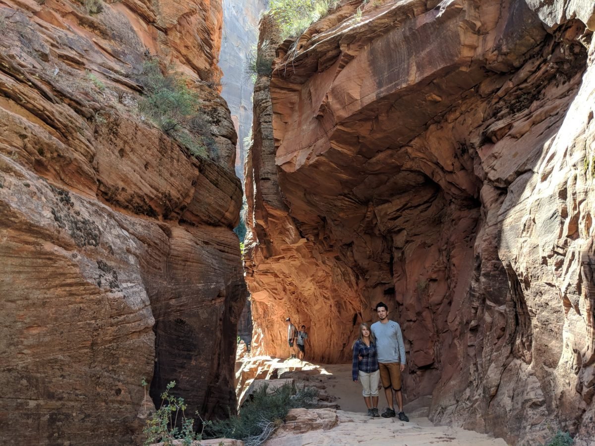 Wąski kanion Echo Canyon w drodze na Observation Point