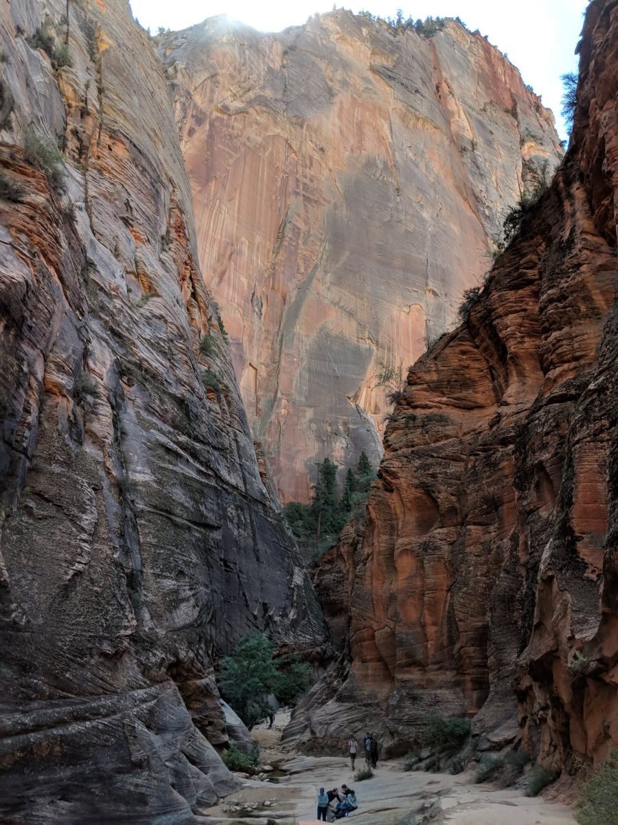 Ściany kanionu Echo Canyon na szlaku Observation Point