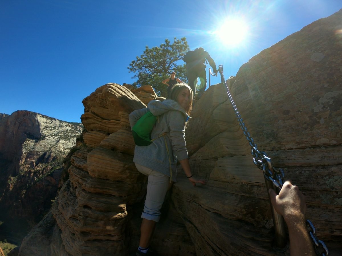 Podejście z łańcuchami na ostatnim odcinku szlaku Angels Landing
