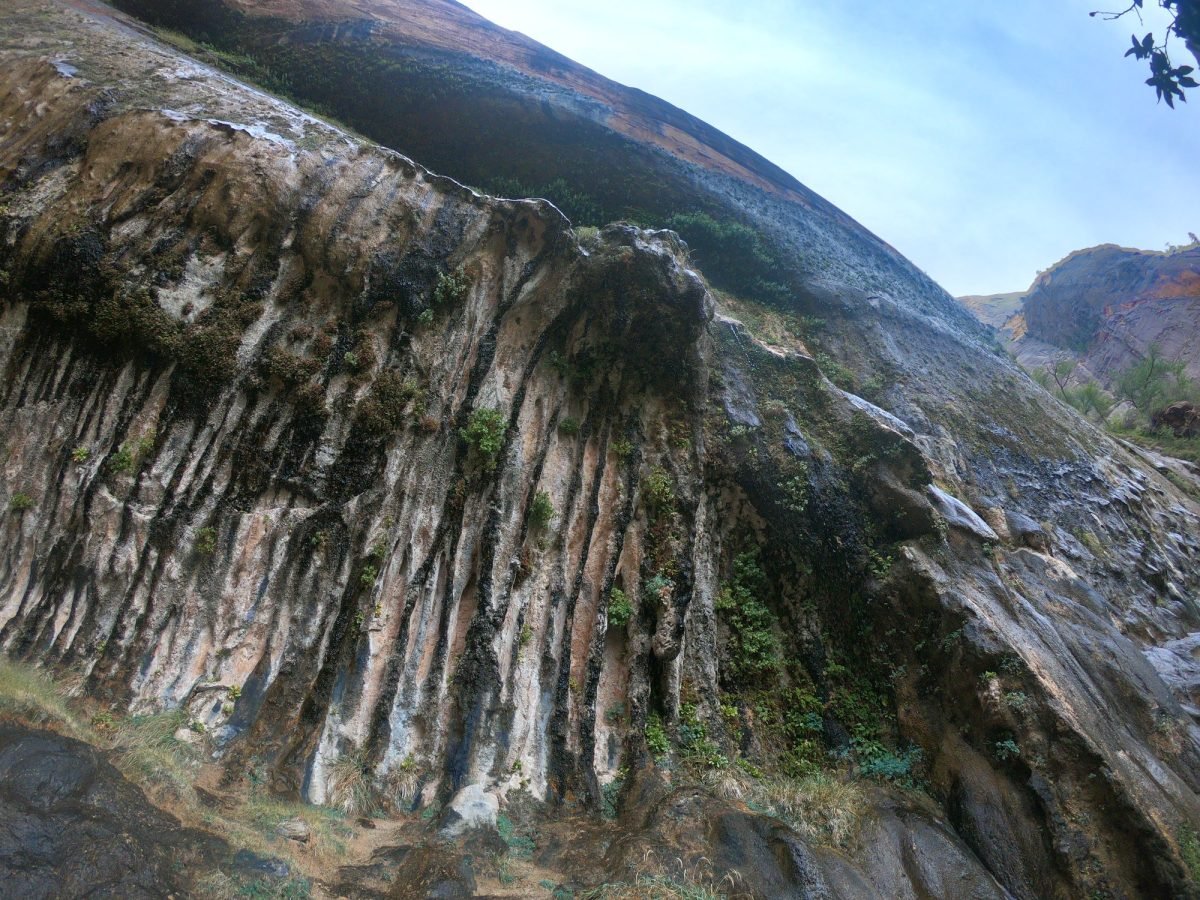 Weeping Rock – płacząca skała, po której spływa woda