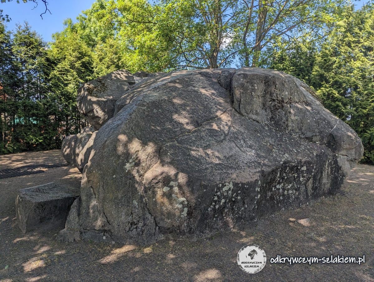 Der riesige Teufelsstein im Schatten der Bäume in Bisztynek (Bischofstein)