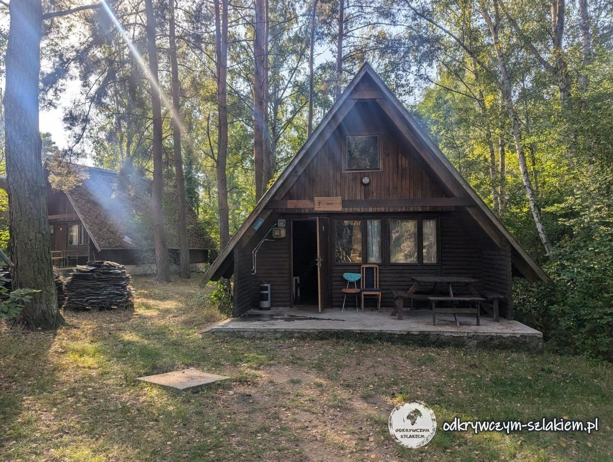 Eine Holzhütte mit Spitzdach auf dem Gelände „Na szlaku Brdy“ in Bydgoszcz (Bromberg)