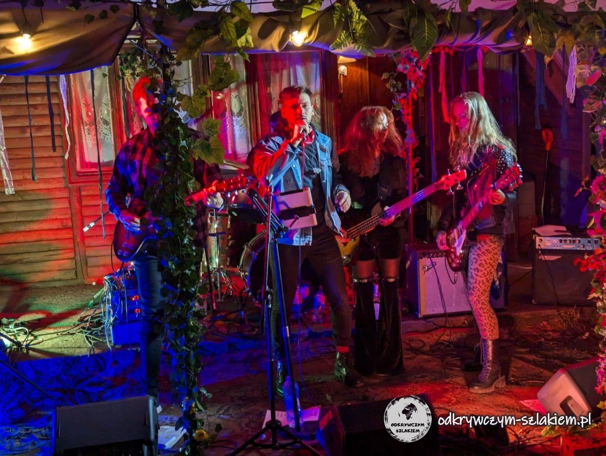 Eine Rockband spielt abends in bunten Lichtern beim Treffen in Bydgoszcz (Bromberg)
