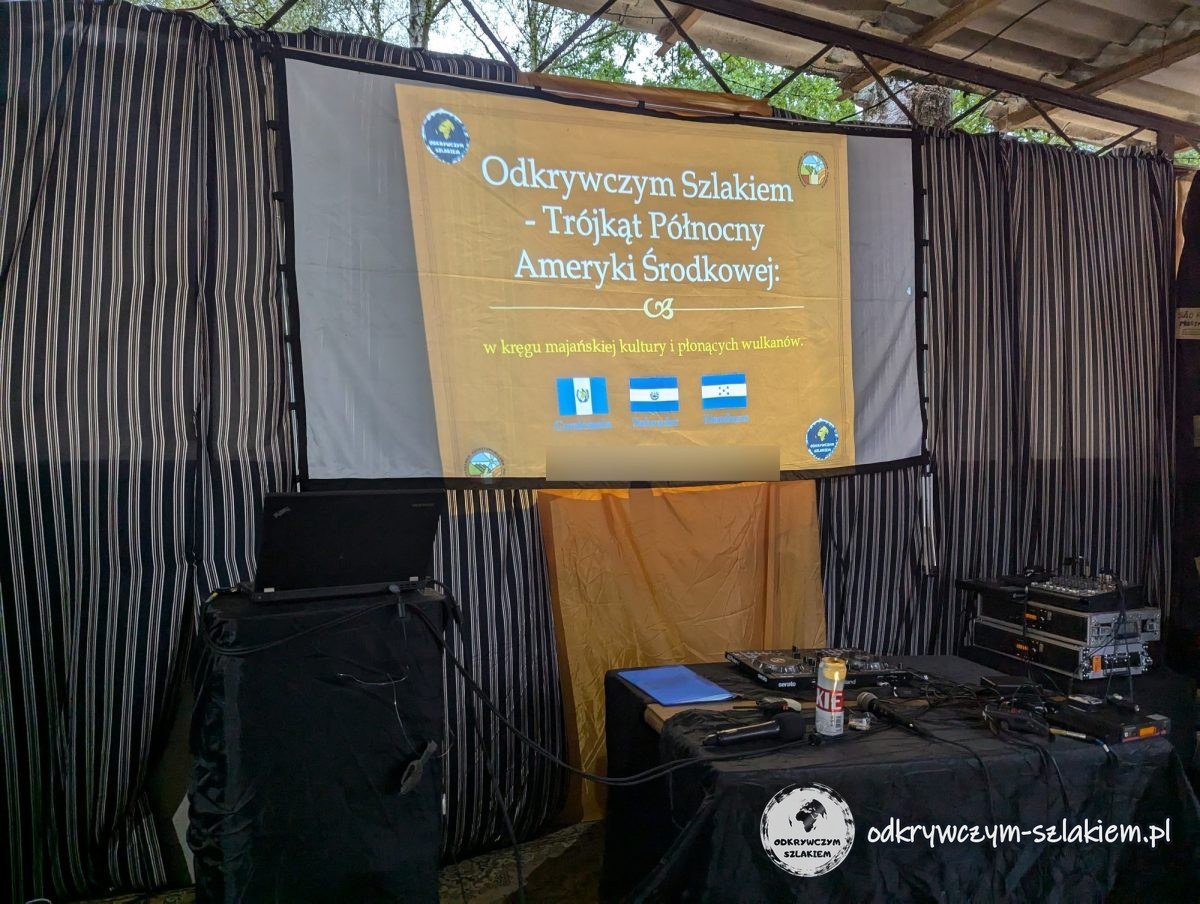 Leinwand mit dem Titel des Vortrags „Trójkąt Północny Ameryki Środkowej“ (Das Nördliche Dreieck Mittelamerikas) und den Flaggen von Guatemala, El Salvador und Honduras