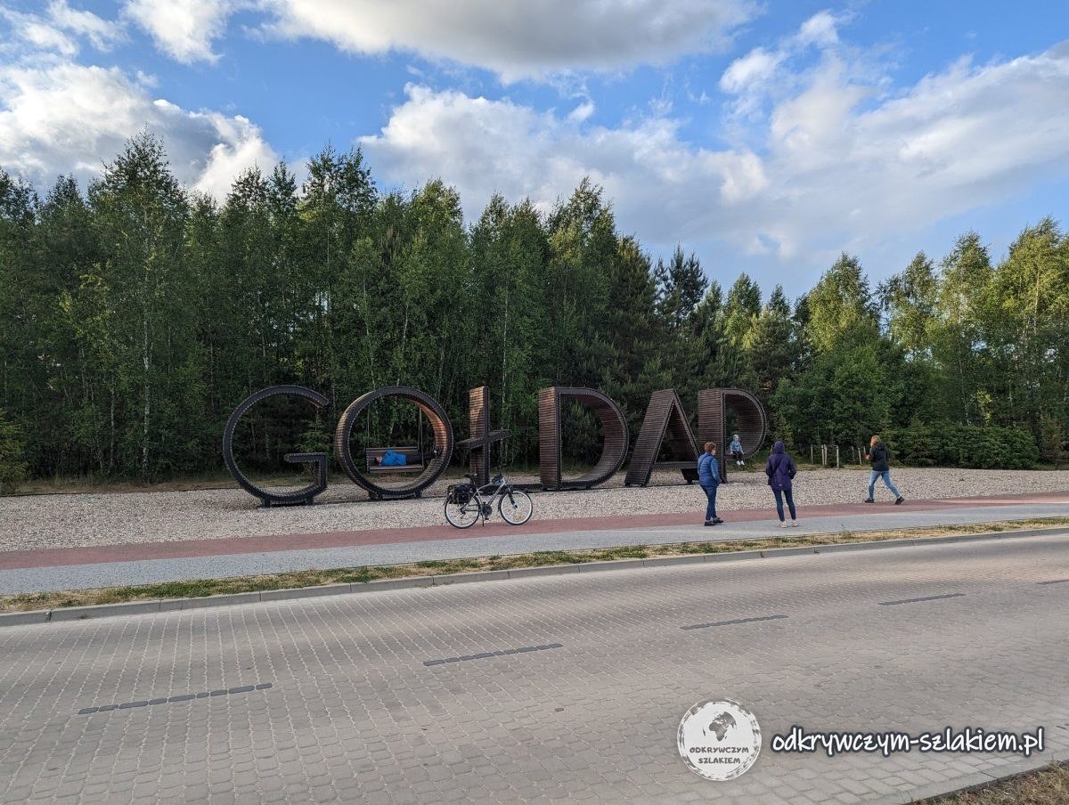 Großer hölzerner Schriftzug „Gołdap“ am Radweg in Gołdap (Goldap)