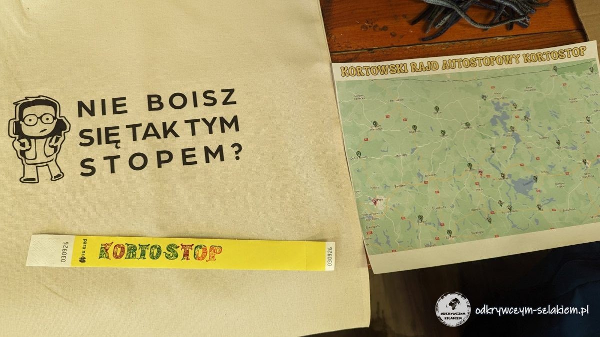Eine Tasche mit der Aufschrift „Nie boisz się tak tym stopem?“ (Hast du keine Angst vor dem Trampen?), ein gelbes Kortostop-Armband und die Karte der Kontrollpunkte