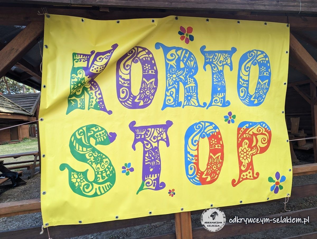 Das gelbe „Kortostop“-Banner am Ziel der Rallye auf dem Zeltplatz in Kosewo