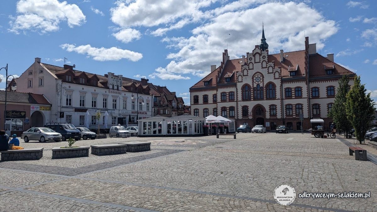Der Marktplatz in Pisz (Johannisburg) mit dem Backsteinrathaus und Bürgerhäusern