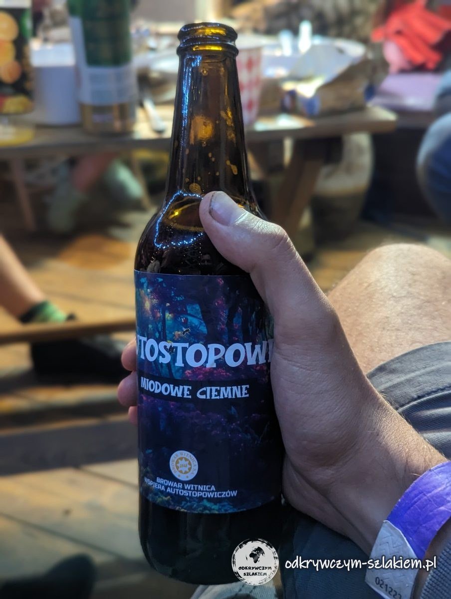 Eine Flasche dunkles Honigbier „Autostopowe“ der Brauerei Witnica in der Hand