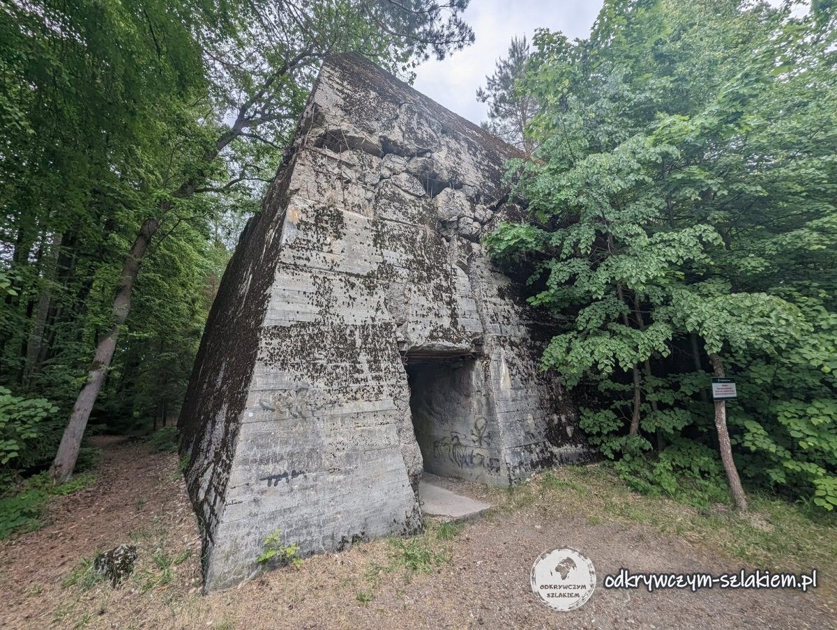 Ein Betonbunker von Himmlers ehemaligem Hauptquartier zwischen Bäumen in Pozezdrze