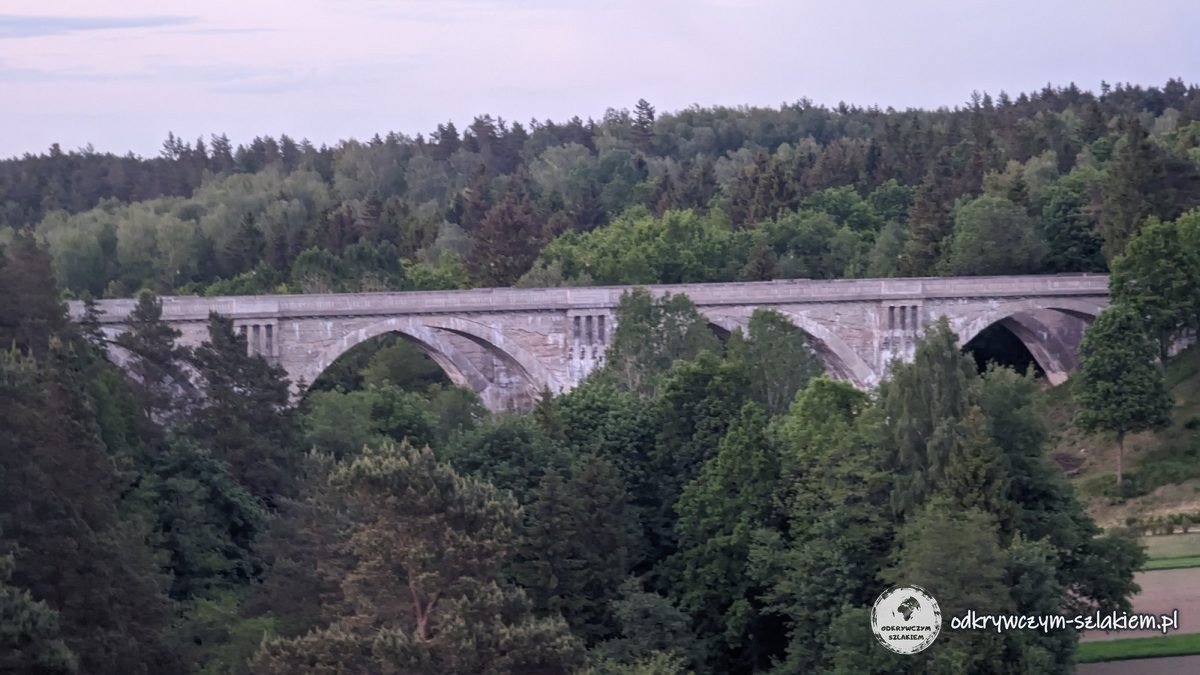 Die zwei parallelen Eisenbahnviadukte in Stańczyki vom Aussichtsturm über dem Wald aus gesehen