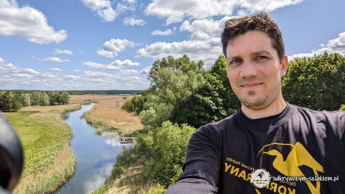 Maciek auf dem Aussichtsturm in Wojnowo, im Hintergrund eine Schleife der Krutynia